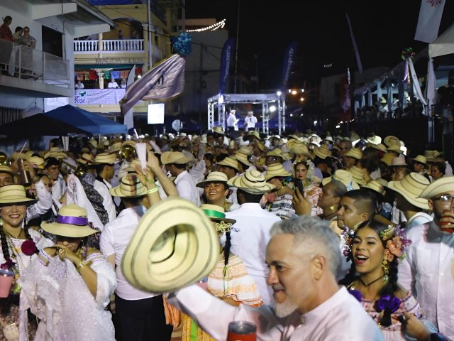 El Desfile de las Mil Polleras genera récord económico en la Provincia de Los Santos.